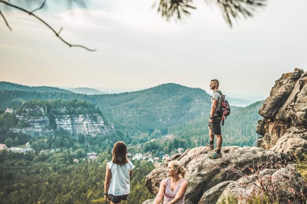 familie ausblick geniessen - wandern im zittauer gebirge felsengasse oybin