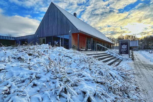 Sonnenaufgang im Winter im verschneiten Trixi Park Zittauer Gebirge